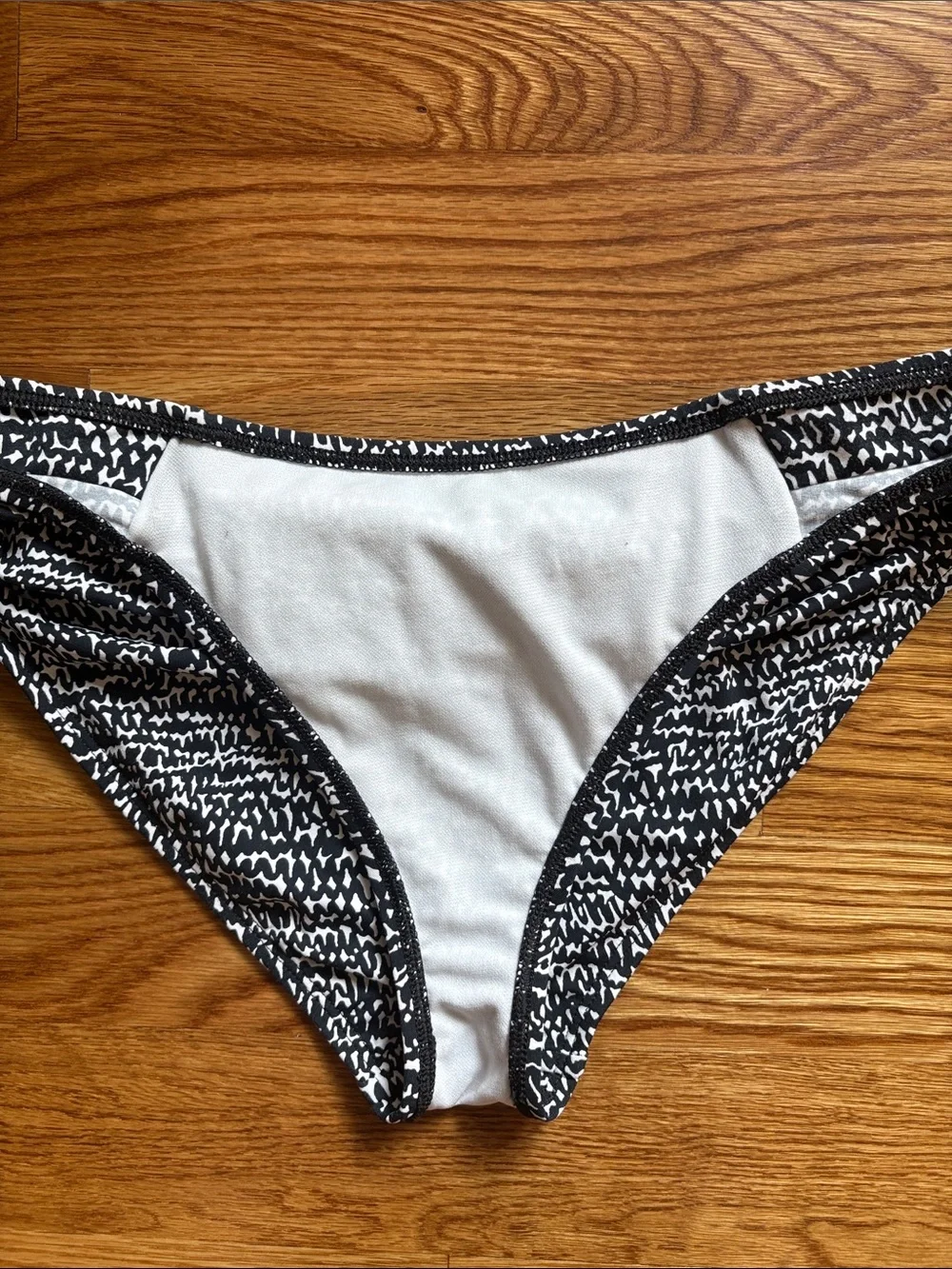 La Blanca Black White Pattern Bandeau Bikini halter removbl strap gold hardware